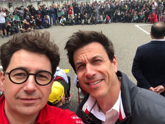 Team principal Ferrari, Mattia Binotto (kiri) harus bisa mengetahui kelemahan tim Mercedes yang dipimpin Toto Wolff