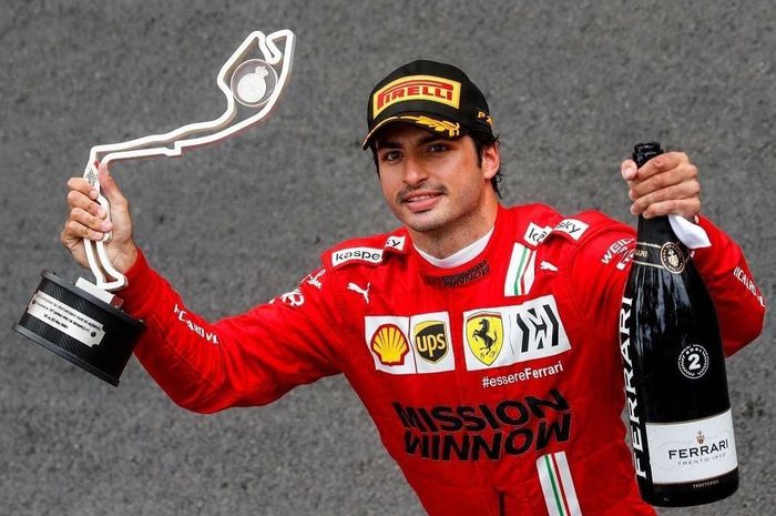 Carlos Sainz membawa tim Ferrari naik podium setelah finish kedua di F1 Monako 2021