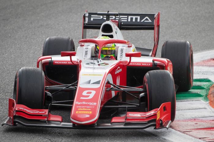 Mick Schumacher pakai ban slick di trek yang masih basah saat kualifikasi F2 Italia