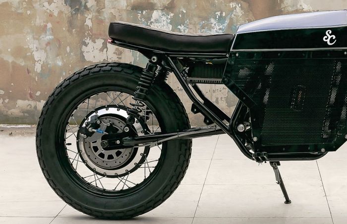 Rangka sama swingarm tinggal desain aja terus minta dicetakin sama pabrik.