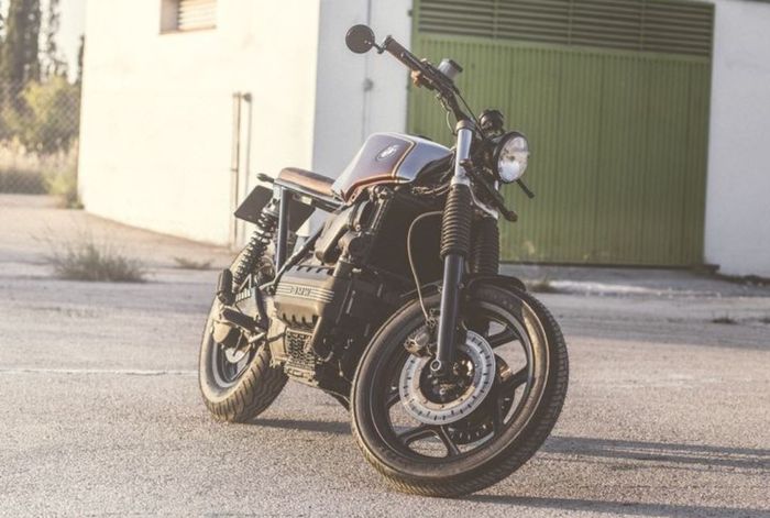 BMW K100 RT custom street tracker dari Cafe Racer Pasion