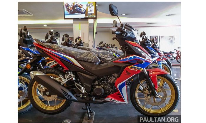 Varian warna tricolor khas Honda dibekali pelek berwarna keemasan