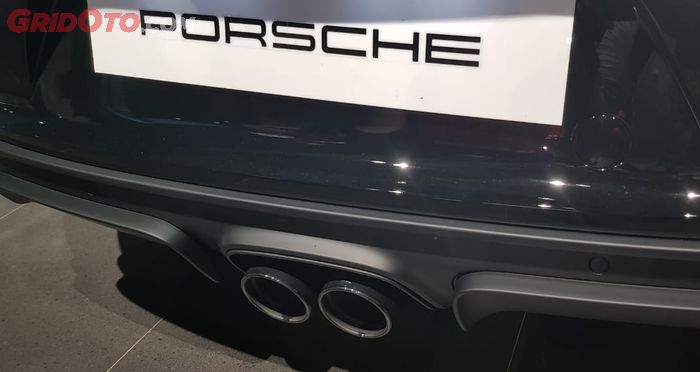 Sport exhaust Porsche 718 Cayman GTS dengan dual tip berwarna hitam