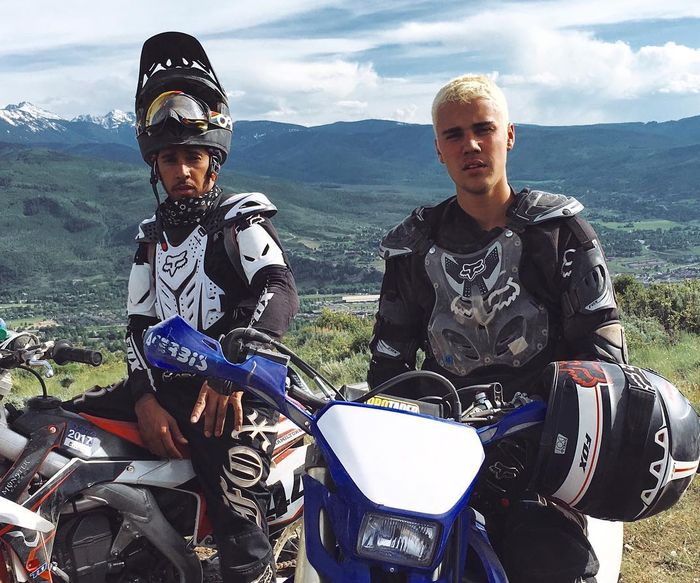 Lewis Hamilton juga suka mengendarai motor, seperti ketika ia bersama temannya ini yang diunggah di akun Instagram