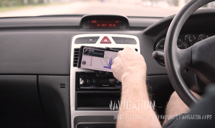 Hedunit Pioneer seri SPH-10BT bisa diubah posisi smartphonenya