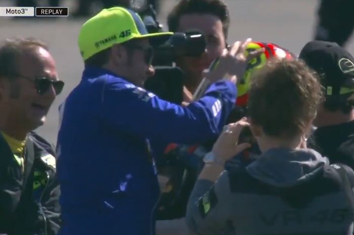 Valentino Rossi memberikan ucapan selamat ke Marco Bezzecchi
