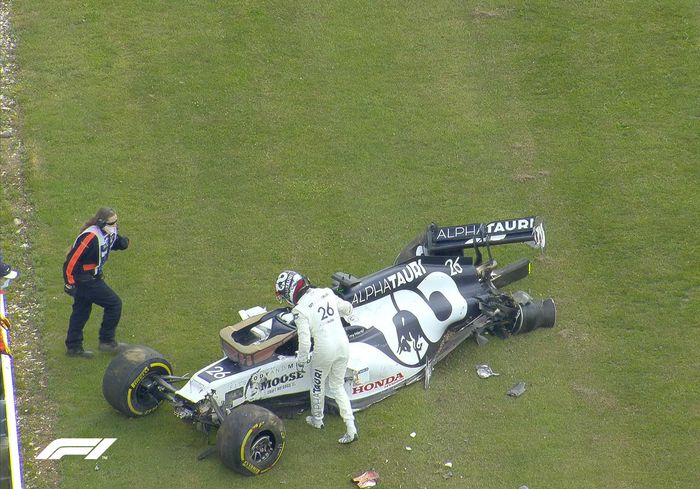 Saat F1 Inggris 2020 berjalan 13 lap, Safety Car kembali turun ke lintasan usai Daniil Kvyat dari AlphaTauri mengalami kecelakaan hebat