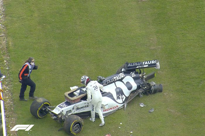 Saat F1 Inggris 2020 berjalan 13 lap, Safety Car kembali turun ke lintasan usai Daniil Kvyat dari AlphaTauri mengalami kecelakaan hebat
