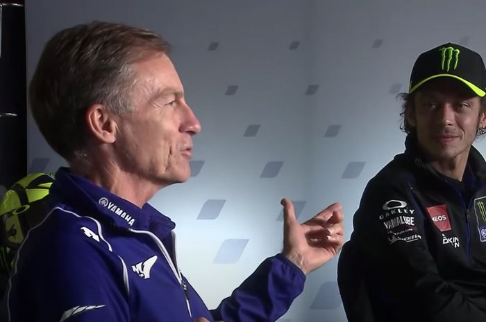 Lin Jarvis (kiri) bereraksi atas positifnya Valentino Rossi terkena Covid-19