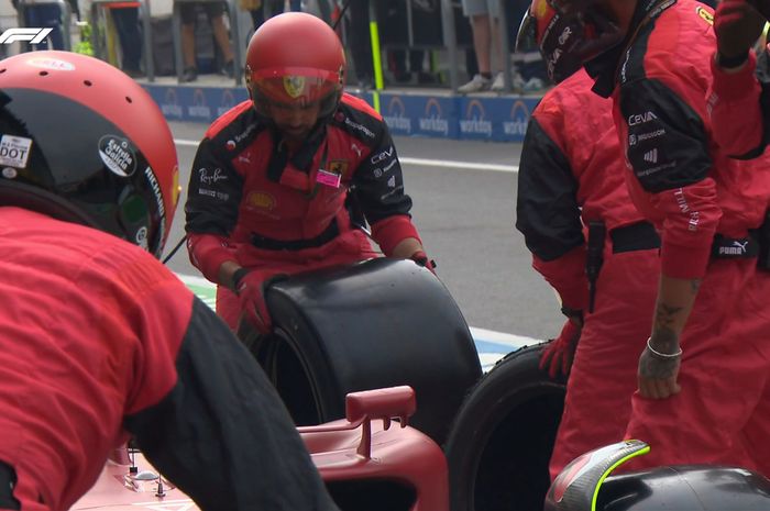 Kru tim Ferrari tidak siap menyediakan ban belakang baru untuk Carlos Sainz karena panggilan pit stop yang mendadak di balap F1 Belanda 2022