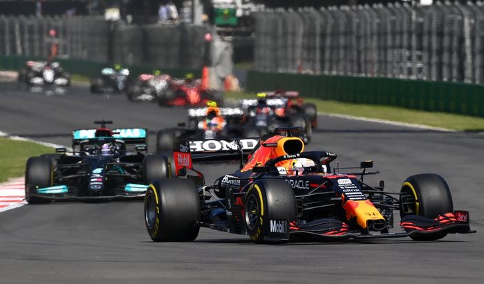 Setelah lolos dari tikungan pertama, Max Verstappen memimpin di depan Lewis Hamilton hingga finish di F1 Meksiko 2021
