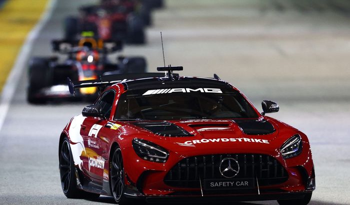 Safety car dua kali masuk ke lintasan memandu pembalap pada F1 Singapura 2022