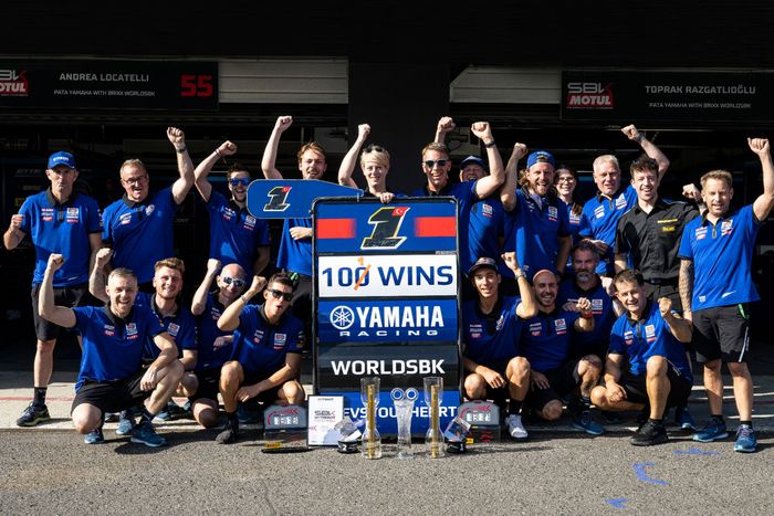 Toprak Razgatlioglu dan tim Pata Yamaha with Brixx WorldSBK merayakan kemenangan Yamaha ke-101 setelah race 2 WorldSBK Ceko 2022