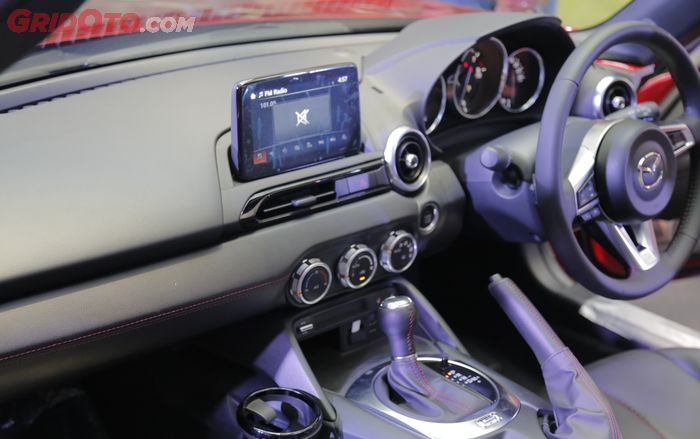Desain interior masih sama dengan Mazda MX-5 RF tahun 2017