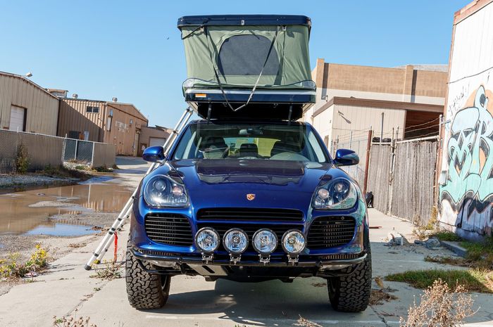 Porsche Cayenne Turbo S dilengkapi tenda plus 4 lampu sorot Hella