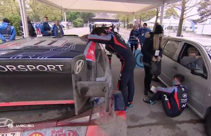 Thierry Neuville (berdiri) dan co-driver Martijn Wydaeghe (duduk), tampak kelelahan di service park Reli Kroasia 2022