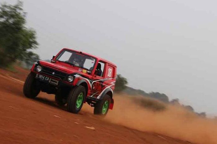 Suzuki Jimny melibas trek off-road
