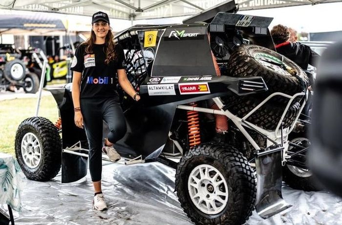 Juara Cross-Country Bajas 2021, Dania Akeel berpose di depan kendaraan Can-Am Maverick X3