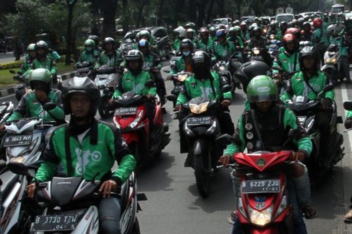 Ojek online adalah satu pengguna jalan bermobilitas tinggi di perkotaan