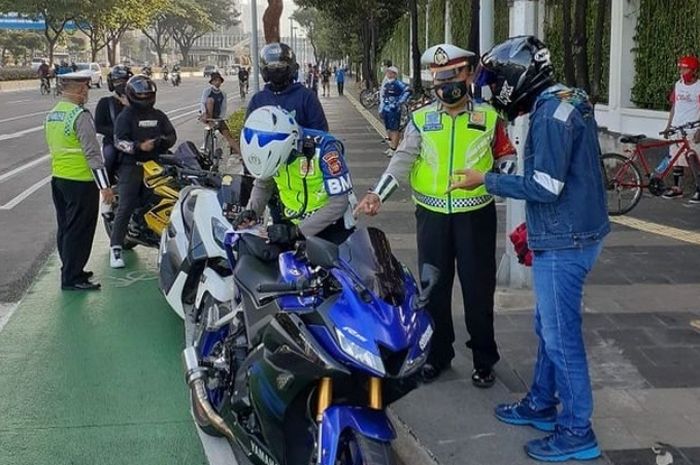 Anggota Polisi menilang pengendara motor berknalpot brong di Jakarta