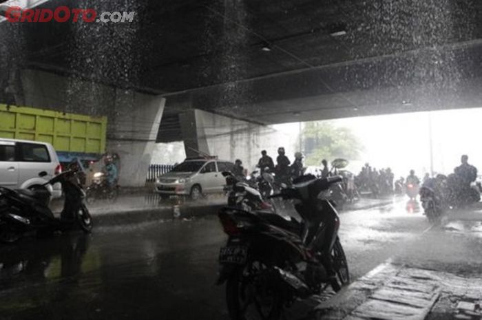 Musim hujan tiba, bikers kudu lebih waspada