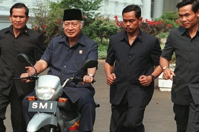 Presiden Soeharto mencoba motor nasional SMI Ekspressa