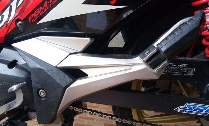 Footstep yang dudukannya menempel pada as swing arm