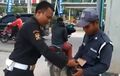 Sempat Viral, Dua Satpam Penebar Paku Tertunduk Lesu Digiring Polisi