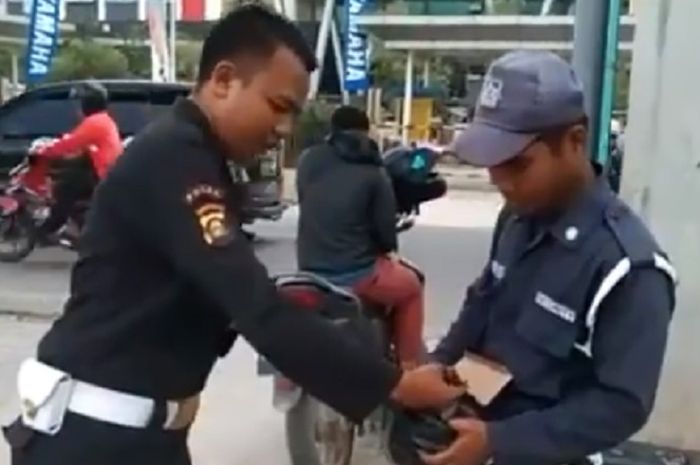 Dua satpam sengaja menebar paku di depan pom bensin depan OPI Mall, Palembang Sumsel.