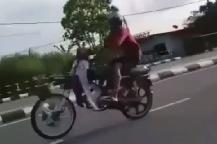 Saat niat wheelie ban depan malah lepas dan bikin celaka