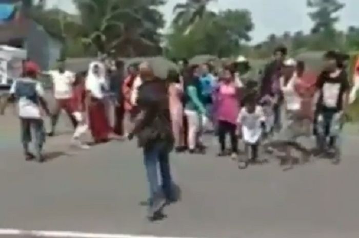 Endang pengusaha pasir asal Tasikmalaya nampak menyebar uang di jalan raya.