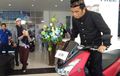 Ustadz Maulana Pernah Bergaya Kocak di Atas Yamaha Lexi, Lagi Ngapain Nih?