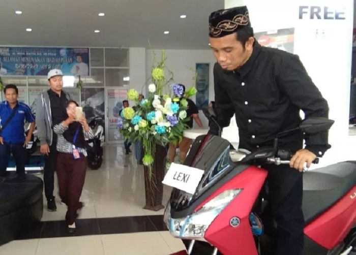 Ustaz Maulana saat menjajal motor Yamaha Lexi setibanya di dealer CV Akai Jaya Motor Palu.