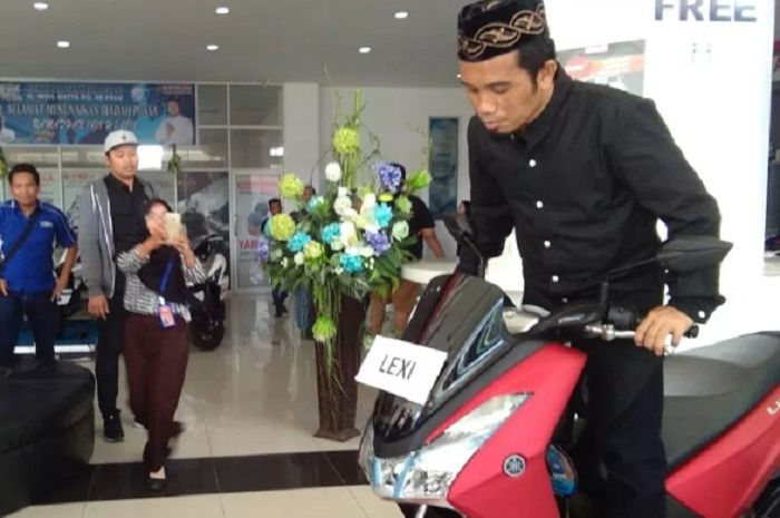 Ustaz Maulana saat menjajal motor Yamaha Lexi setibanya di dealer CV Akai Jaya Motor Palu.