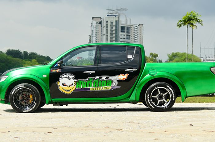 Tampilan samping modifikasi Mitsubishi Triton lawas bergaya racing