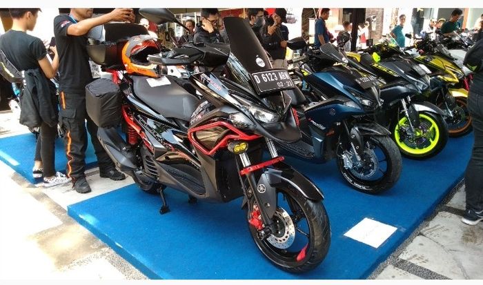 Yamaha Aerox dengan gaya touring salah satu peserta Customaxi Yamaha seri Bandung