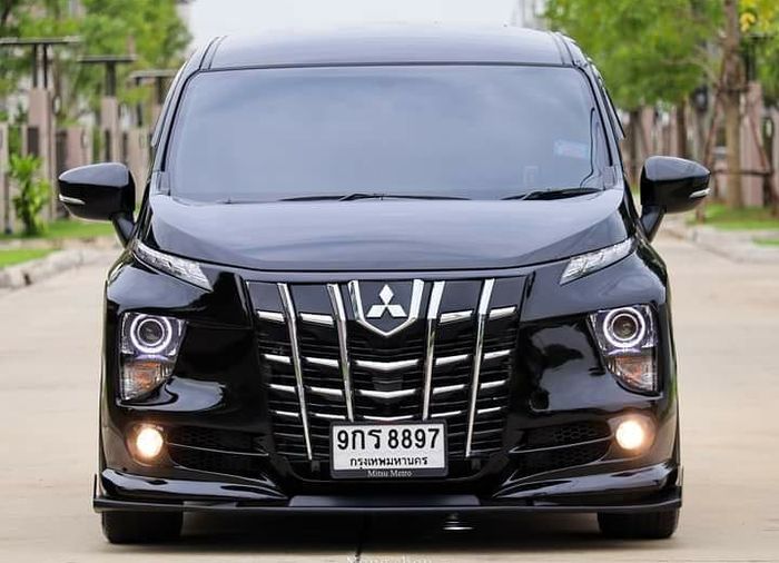 Tampilan depan Mitsubishi Xpander pasang gril Toyota Alphard