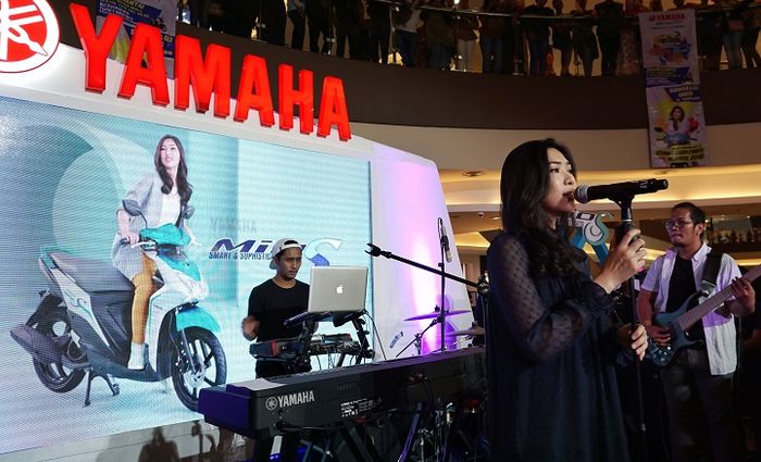 Brand Ambassador Mio S Isyana Sarasvati tampil di Blue Core Yamaha Motor Show (BYMS) Cirebon.