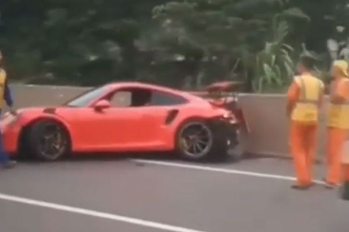 Porsche 911 GT3 RS hancur di tol JORR