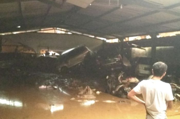 Mobil bertumpuk akibat banjir bandang di Jatihandap, Kota Bandung