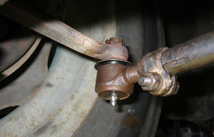 Tie rod end dan ball joint menjadi bagian pertama yang dihajar penggantian ban besar