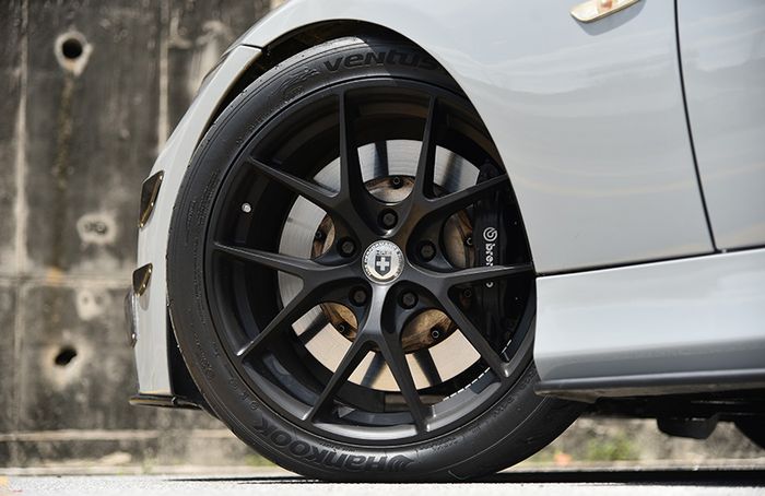 Pelek ganti HRE Wheel dibungkus warna hitam