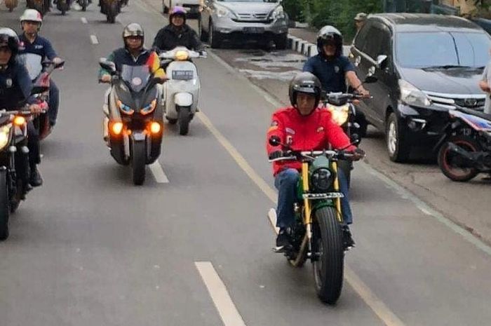 Jokowi naik motor custom baru