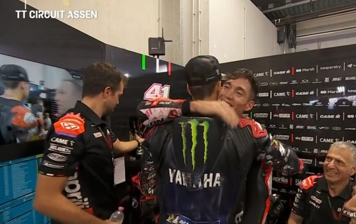 Aleix Espargaro menyambut dengan senyuman dan pelukan saat Fabio Quartararo mendatangainya untuk minta maaf usai MotoGP Belanda 2022