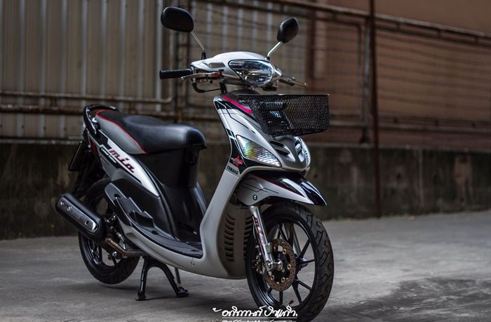 Meski sudah cukup tua, kelirnya membuat Yamaha Mio ini tampak begitu modern 