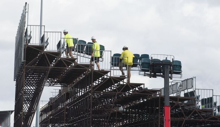 Persiapan di tribun penonton di sirkuit Alber Park, Melbourne untuk balap F1 Australia 2020