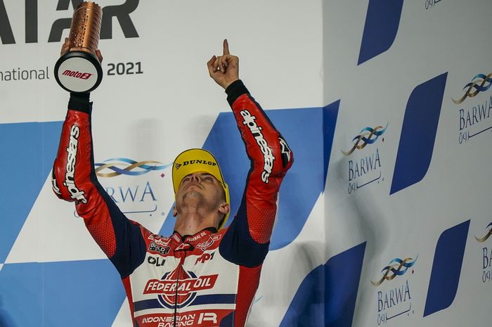 Fabio Di Giannantonio. Podium ketiga Moto2 Qatar 2021 untuk mendiang Fausto Gresini