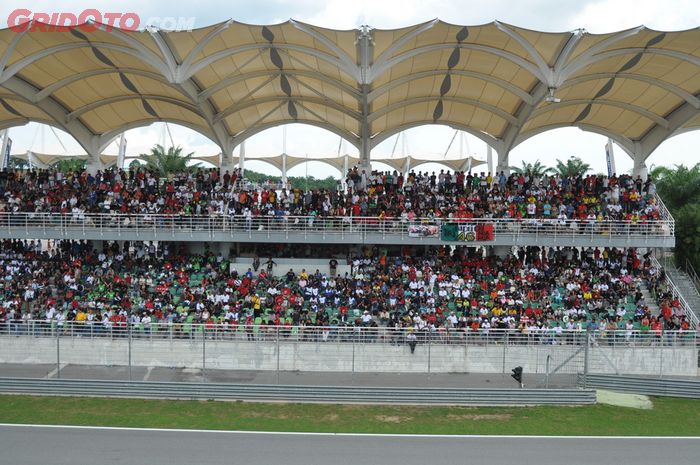 Tribun utama sirkuit Sepang dipenuhi penonton menjelang start MotoGP Malaysia 2011