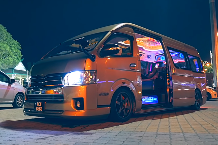 Modifikasi Toyota Hiace dengan gaya VIP