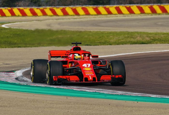 Mick Schumacher melakukan tes mobil Ferrari SF17H bermesin hybrid di sirkuit Fiorano, Italia
